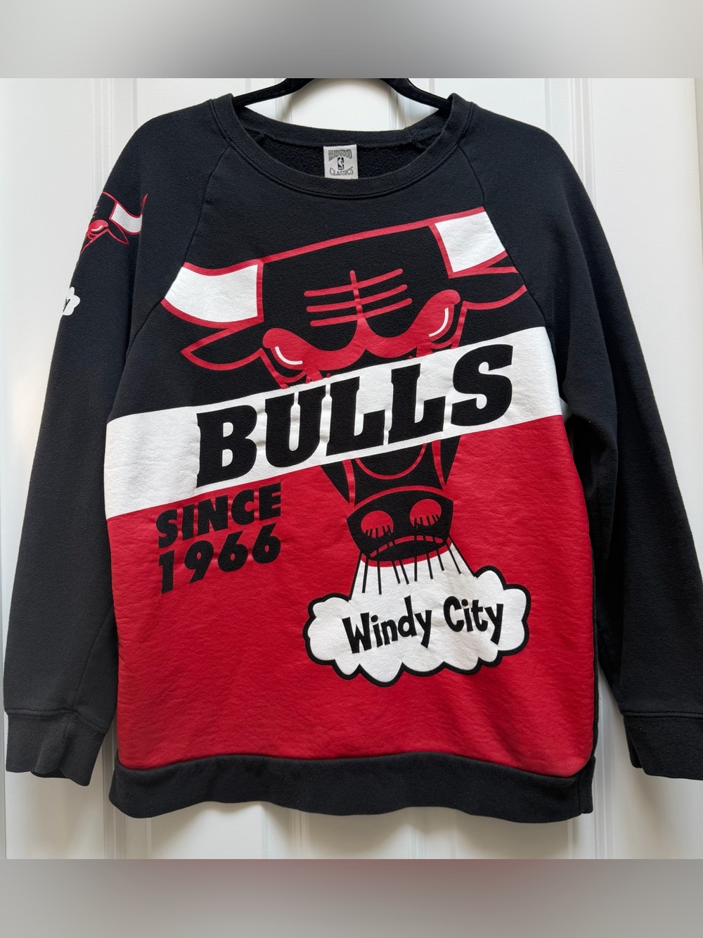 HARDWOOD CLASSICS NBA CHICAGO BULLS WINDY CITY CREWNECK PULLOVER SWEATSHIRT MED